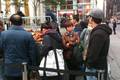 纽约苹果店“黄牛”遍布：多为中国人