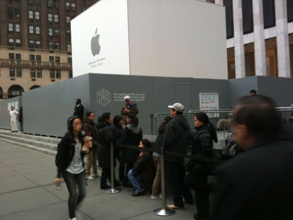 纽约苹果零售店外早早就有“黄牛”等待