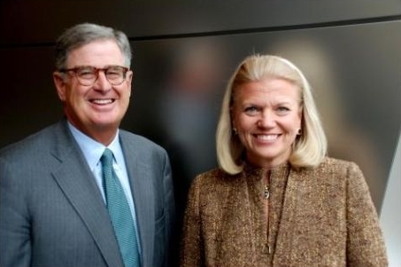 图左为彭明盛，右为IBM新CEO弗吉尼亚·罗曼提(Virginia Rometty)为总裁兼CEO